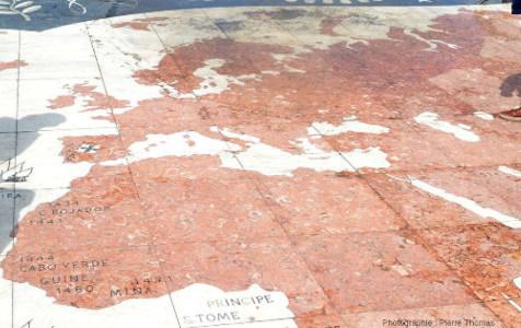 Détail d'un planisphère situé au centre d'une rose des vents géante, elle-même située au Nord du Monument des Découvertes dans le quartier de Belem à Lisbonne (Portugal). Ce planisphère est constitué d'un puzzle de dalles de calcaire poli. Les continents sont en calcaire rose contenant de très nombreux rudistes datant de la base du Crétacé supérieur. Les océans sont constitués de calcaire blanc apparemment azoïque à l'œil nu. Les dalles sombres qui limitent la carte sont en marbre (calcaire métamorphique) noir.