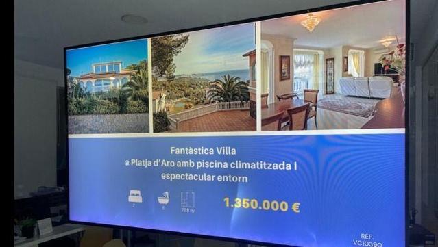 Anunci en una immobiliària de Platja d'Aro (3Cat/Fèlix Martín)