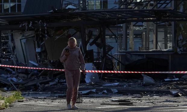 Una residente camina cerca de uno de los lugares atacados con drones rusos en Kiev, el 23 de junio de 2025. (Anatolii Stepanov / Reuters)
