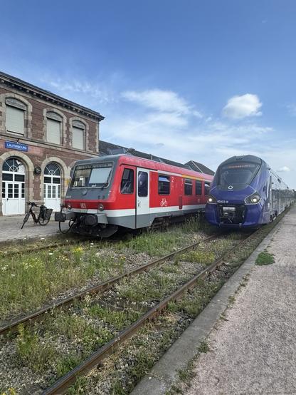 Bf Lauterbourg. 2 Triebwagenzüge, links einer der Baureihe 928 von DB Regio, daneben einer der französischen SNCF.