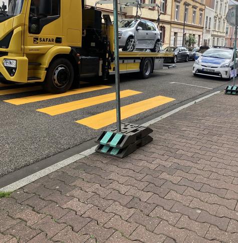 Andere Perspektive, ein Auto auf dem abfahrenden Abschleppwagen.
