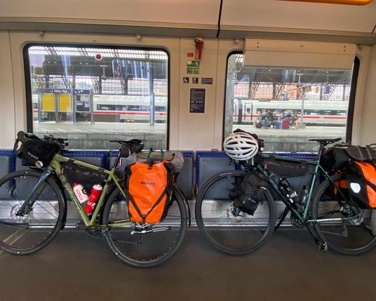 Zwei Reisegravelabenteuerräder in der Bahn