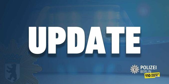 Großes, weißes Textbanner mit dem Wort "UPDATE" in Großbuchstaben, mittig platziert auf einem blauen Hintergrund. Der Hintergrund ist leicht unscharf und deutet auf eine Polizeiumgebung hin, möglicherweise mit angedeuteten Blaulichteffekten oder Reflexionen. Links im Bild ist ein Emblem der Stadt Berlin oder der Berliner Polizei zu sehen, das ein Schild mit dem Berliner Bären unter einer Krone zeigt, umgeben von einem Strahlenkranz. Rechts befindet sich das offizielle Logo der Polizei Berlin: ein Strahlenkranz mit dem Berliner Bärenschild im Zentrum. Daneben steht in weißer Schrift "POLIZEI BERLIN". Darunter ist ein gelber Aufkleber mit der weißen Zahl "110" und dem schwarzen Text "PROZENT BERLIN" abgebildet. Die gesamte Grafik dient als visueller Hinweis auf eine aktuelle Information oder Neuigkeit von der Berliner Polizei.