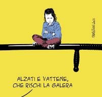 L'immagine è una vignetta di Mauro Biani e mostra una bambina seduta su un manganello della polizia con le braccia incrociate. Lo sfondo è giallo. Sotto la bambina c'è una didascalia che dice: "Alzati e vattene, che rischi la galera".