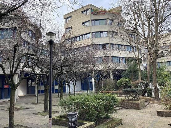 Cité du Liégat à #IvrysurSeine (#ValDeMarne) Situé au nord du centre Jeanne Hachette et de la place Voltaire, l’ensemble du Liégat se compose d’un seul corps de bâtiment édifié sur un sous-sol et un rez-de-chau...
Suite 👉 https://monumentum.fr/architecture-contemporaine-remarquable/acr0001674/ivry-sur-seine-cite-du-liegat
#Patrimoine #ArchitectureContemporaine
Photo CC-BY-SA 4.0 : Dr Dobeaucoup