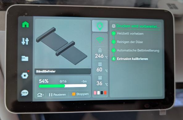 Bild von der Oberfläche eines 3D Druckers.
Es wird ein Model namens "BändlBefreier" gedruckt.