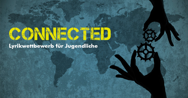 zwei Hände halten Zahnräder vor einer Weltkarte