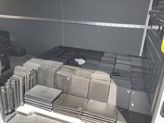 Foto der vielen, vieler Laptops im Transporter. Mangels boxen, auf gereiht...