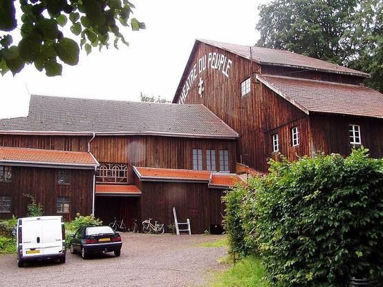Théâtre du Peuple à #Bussang (#Vosges) En 1895, le poète Maurice Pottecher crée le théâtre du Peuple, scène couverte de 14 mètres de large, en bois. En 1898-1899, le fond de scène est équipé de portes roulantes...
Suite 👉 https://monumentum.fr/monument-historique/pa00107098/bussang-theatre-du-peuple
#Patrimoine #MonumentHistorique
Photo CC-BY-SA 4.0 : Didier Misson
