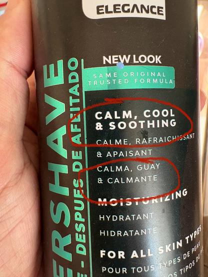 Un bote de aftershave en inglés, francés y español. Ha traducido “calm, cool & soothing” por “calma, guay & calmante”