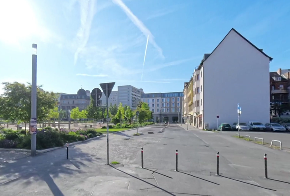 Die Eichenstraße vorher. Hier schon ohne Parkmöglichkeiten. Eine triste Straße neben dem Park Hirschgarten. Bildcredits: My 360 Online