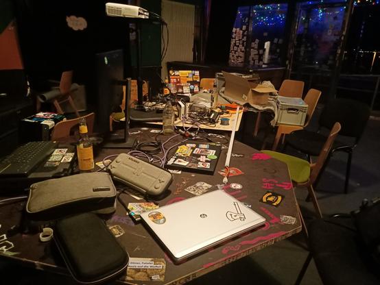 Auf Tischen verstreute Laptops und Elektronik Werkzeug.
