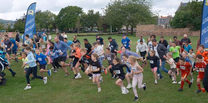 Melee of runners set up! Lots of small children and chaos. Tutti enthusiasm.
