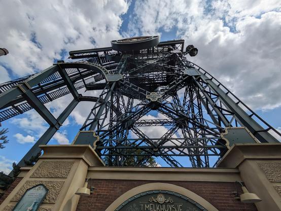 Ein Foto der Achterbahn Baron 1898 im Freizeitpark Efteling. Zu sehen ist ein Lift in der Gestaltung eines Minenschachts.