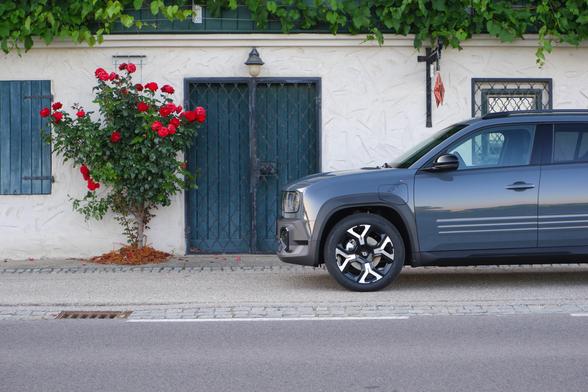Foto eines Renault 4 E-TEch vor einem Weinkeller in Niederösterreich
