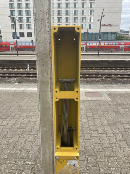 Gelber Bahnsteig Pfosten mit 25 d-Subs Buchse
