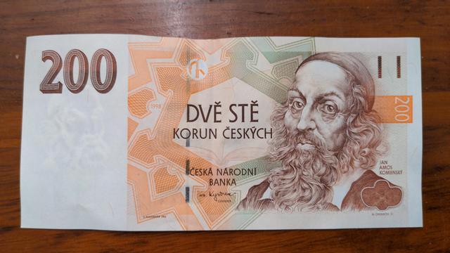 Geldschein, 200 tschechische Kronen. Hellbraun. Ein bärtiger Mann im Porträt.