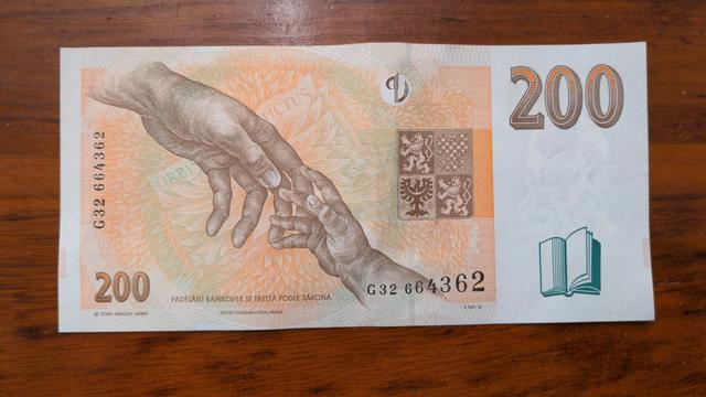 Rückseite. Ähnliche Farben. Zwei Hände berühren sich, ähnlich aber ungleich dem Michelangelo-Handberührungsbild, hier könnte das eine vielleicht eine Kinderhand sein.