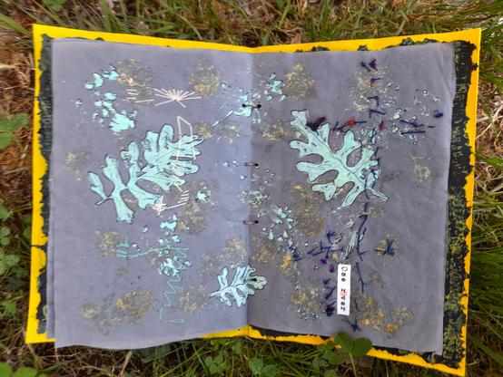 #14 Again a double page of the mint-green printed fern-like leaves and some beige hammer print og plants. At the left can be seen the back side of the beige fan stitching, on the right side blue stitches like an abstract double cross. The words 'Ose rever': dare to dream!