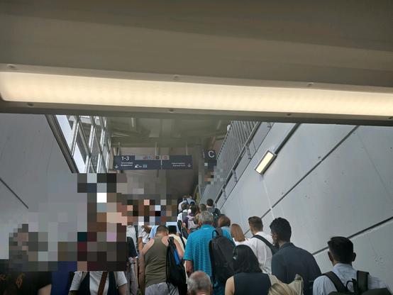 Foto des einzigen Zugangs zu Gleis 6. Es entsteht ein Stop& Go Stau. Ein Durchkommenit Kindern, Fahrrad oder gebrechlichen Personen ist erst mit 10min Wartezeit möglich. Bahnen fahren aber nur im 30min Takt und es sind genau 5min Umsteigezeit.