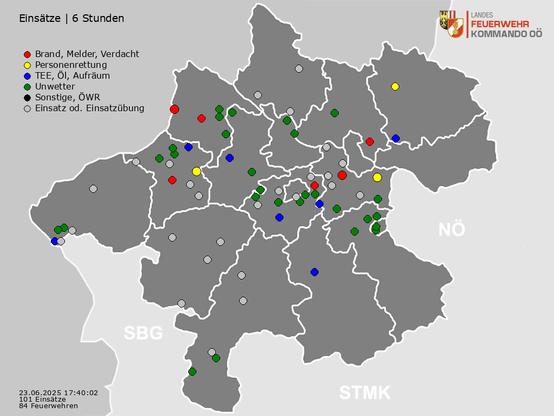 Das Bild zeigt eine Karte Oberösterreichs, unterteilt in verschiedene Bezirke. Auf der Karte sind verschiedene farbig markierte Punkte eingezeichnet, die die Einsatzorte von Feuerwehr-Einsätzen darstellen. Eine Legende erklärt die Bedeutung der Farben: rote Punkte stehen für Brand, Melder oder Verdacht, gelbe Punkte für Personenrettung, blaue Punkte für technische Einsätze wie Öl oder Aufräumungsarbeiten, grüne Punkte für Unwetter und schwarze Punkte für sonstige Einsätze oder Übungen. Graue Punkte zeigen weitere Einsätze oder Übungen an.