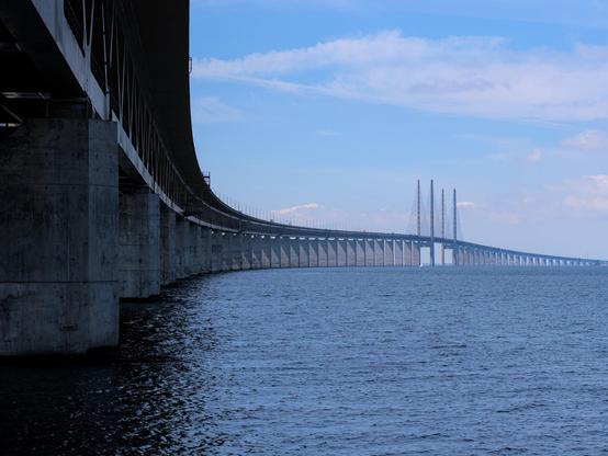 Photo from the Öresund bridge. This time it is taken from right next to it with a view to the pillows.