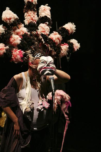 SONGS FOR ALICE
a concert with puppets, based on Lewis Carroll

The strange white rabbit and the mysterious Cheshire Cat, the fat Duchess, the egg faced Humpty Dumpty and the fabulous Jabberwocky, the extincted Dodo or the rowdy twins Tweedle Dee and Tweedle Dum: by no means are they nice figures out of a harmless children’s story, but ludicrous representatives of a bizarre logic of the absurd and of an underlying desire. The mathematician, writer and photographer Lewis Carroll invented them to entertain his little girlfriends and collected their stories in the two novels Alice in Wonderland and Through the Looking Glass, which became classics of the world literature.

Songs for Alice extracts the poems from both volumes and transforms them into scenes and songs. Puppeteer and musicians carry us off into a somnambulant twilight zone of imagination and moments of revelation which show, why Carroll’s Texts aren’t just great children’s literature but also inspired a diversity of artists like the writer James Joyce, surrealists like André Breton, the cognitive scientist Douglas R. Hofstadter or the British comedy group Monty Python.

Directed by Hendrik Mannes, this production walks the line between theatre and concert with soulful hits and noisy explosions, expressive puppets and poetic machines, quiet moments and great ballyhoo, catchy tunes and last dances.

The White Knight: “But here I must leave you. – You are sad, let me sing you a song to comfort you.“
Alice: “Is it very 