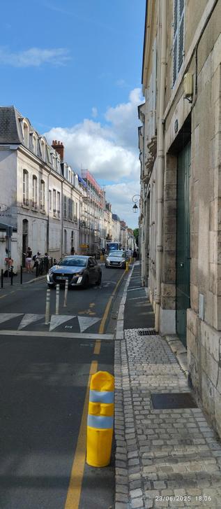 2 bagnolistes occupent la minuscule bande cyclable, à Orléans, c'est autorisé par la mairie