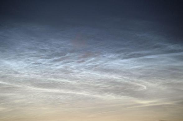 Foto von zart silbrigen Schleiern vor einem dunklen Himmel mit Restdämmerung