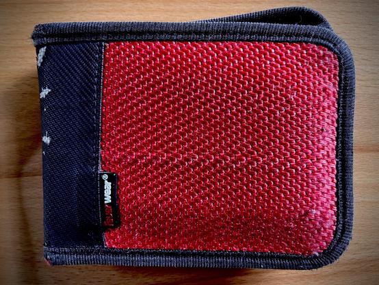 Ein Portmonee gefertigt aus recyceltem roten Feuerwehrschlauch