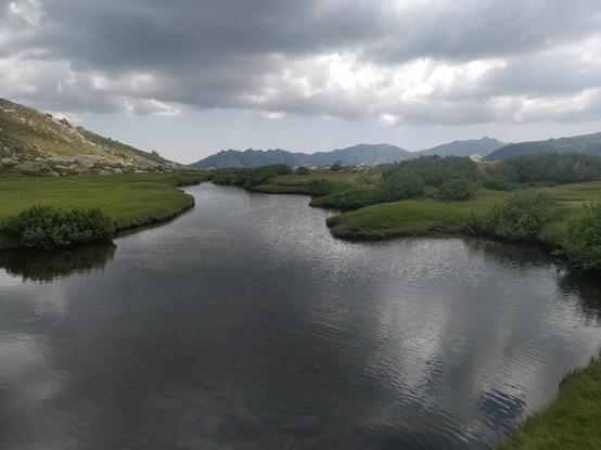 Photo d'une rivière entourée d'herbe, pozzis en corse