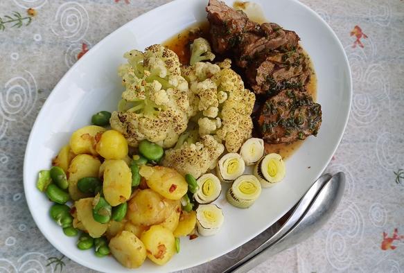 Das Essen auf einem großen Teller für 2 Personen serviert