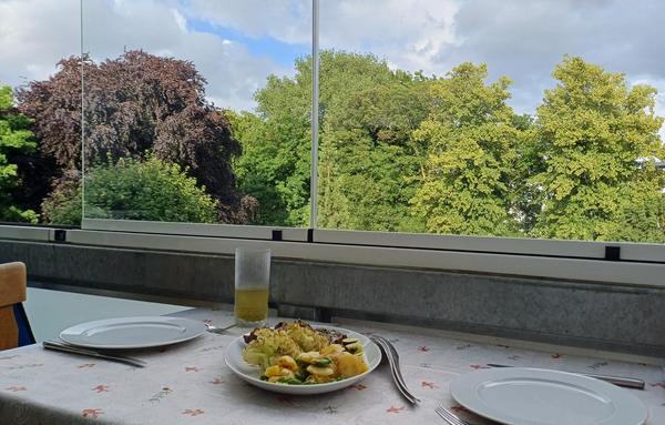 Der Eßtisch im Wintergarten ist gedeckt