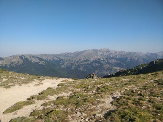 Photo de montagnes en haut d'un col