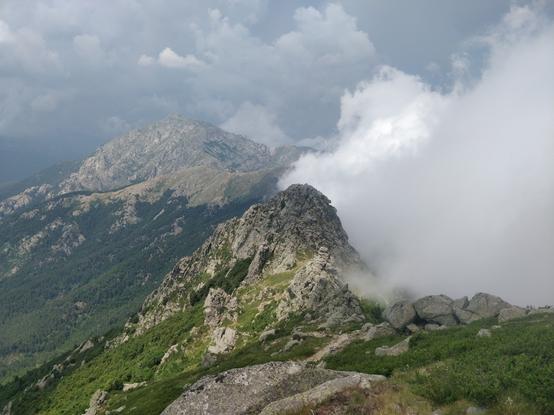 Photo de crêtes de montagnes et de nuages qui se forment sur la droite