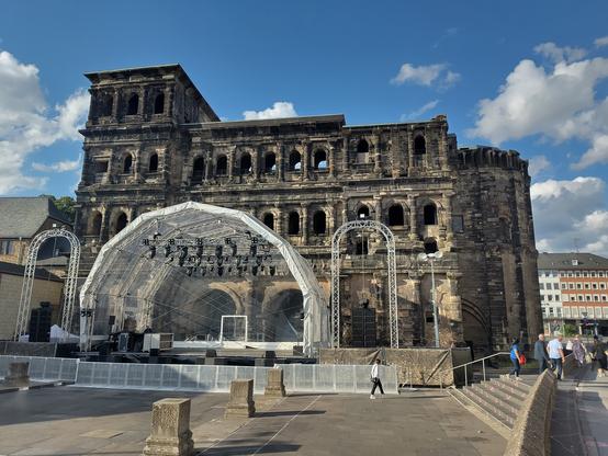 Die Porta Nigra von der Altstadt aus gesehen. Vor dem 2000 Jahre alten Stadttor steht eine Veranstaltungsbühne