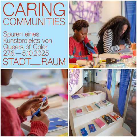 Die Collage zeigt vier Bilder einer Kunstausstellung mit dem Titel „Caring Communities Spuren eines Kunstprojekts von Queers of Color“. Das Projekt ist vom 27. Juni bis 5. Oktober 2025 im STADT__RAUM zu sehen. Zwei Bilder zeigen zwei Schwarze Künstlerinnen beim Basteln und Schreiben an einem Tisch mit buntem Papier, Scheren und Stiften. Ein weiteres Bild zeigt eine Nahaufnahme einer Hand beim Ausschneiden von Papier. Das vierte Bild zeigt eine Ausstellungsfläche mit farbigen Stoffbahnen und einer Bücherpräsentation auf weißen Stufen.