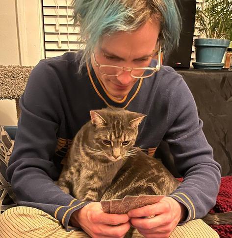 CocoJoey joue aux cartes avec son chat