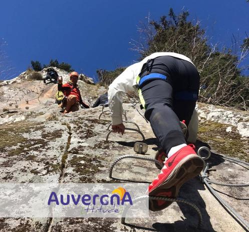 Pratiquants engagés sur la via-ferrata du Capucin (Mont-Dore 63240)