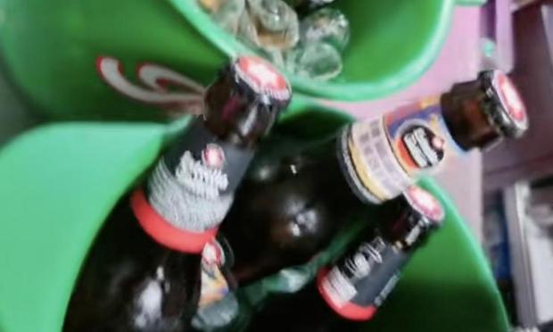 cubos de cerveza de un bar (@barpuritorimac)