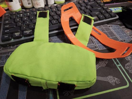 Padding that's supposed to be velcro'd around the head band.