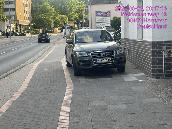 AM Stadtrand wie In Hannover mit der Fraktion #AutoPolizei Alles ist Parkplatz- Immer und überall