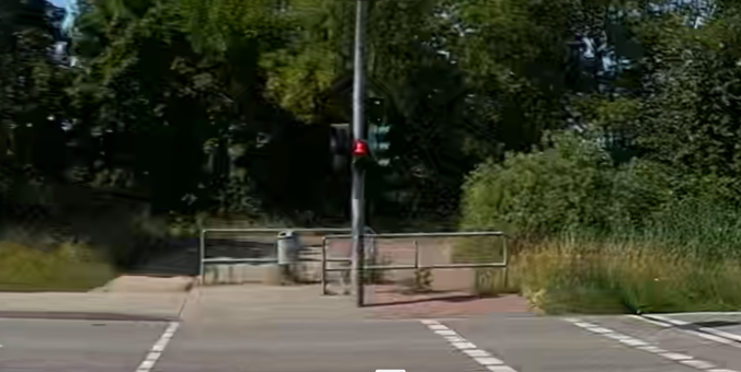 Radweg mit Ampel und Umlaufsperre über die B71 in Salzwedel