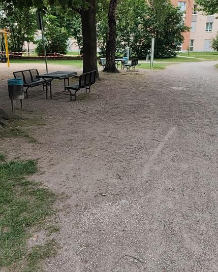 Man sieht den Weg im Stadtpark in Teublitz, wo man Boule spielen kann.