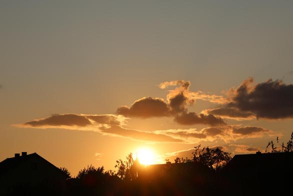Abendsonne  ein paar starke dunkle Wolken.
Matzework