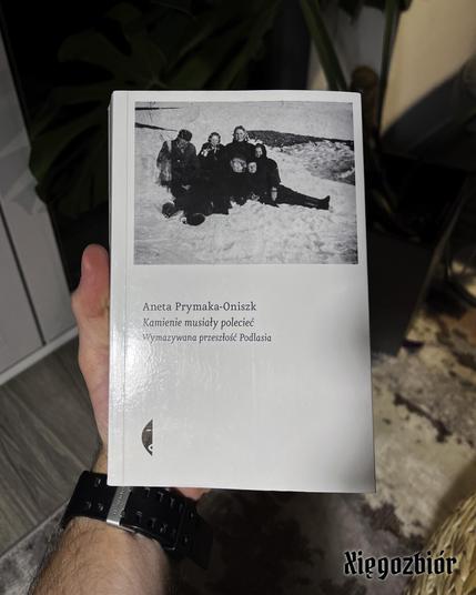 Zdjęcie okładki książki "Kamienie musiały polecieć" Anety Prymaki-Oniszk