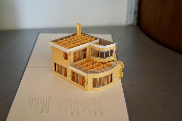 Petite maquette en papier jaune reproduisant la maison Van Ravesteyn.