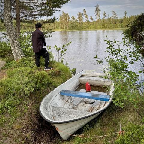 Svägerskans son vid en liten tjärn