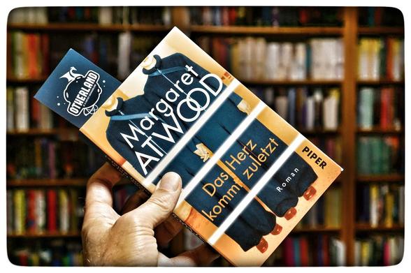 Das Herz kommt zuletzt
von Margaret Atwood
übersetzt von  Monika Baark

Das Herz kommt zuletzt — Inhalt
Was für eine Welt, in der die braven Bürger hinter hohen Mauern leben, während die Gesetzlosen frei umherschweifen ...

Wer wohnt schon gern in seinem Auto? Zumal, wenn marodierende Banden die Stadt beherrschen? Stan und Charmaine, ein nettes, normales Paar, durch die Wirtschaftskrise in Not geraten, werden immer verzweifelter. Eine Anzeige verspricht Rettung: das Positron Project, ein „soziales Experiment“, verspricht ein Leben in Sicherheit und geregelten Verhältnissen. Hastig unterschreiben sie, obwohl die Bedingungen eigenwillig sind - alle Bewohner der streng abgeschiedenen Stadt Consilience wechseln im Monatsturnus zwischen dem Status eines Gefangenen und dem eines Freien. Zunächst läuft alles bestens - auch wenn Charmaine und Stan, ohne dass der jeweils andere davon weiß, eine sexuelle Obsession für ihre Hauspartner entwickeln - also jene Leute, die ihr schmuckes Heim bewohnen