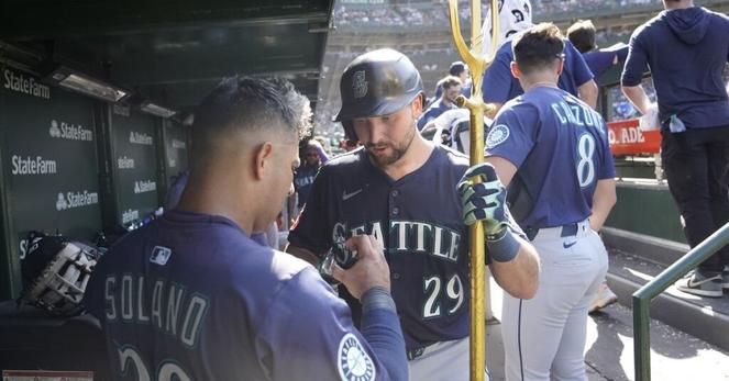 Cal Raleigh named American League Player of the Week, Andrés Muñoz continues to be cat owner of the year